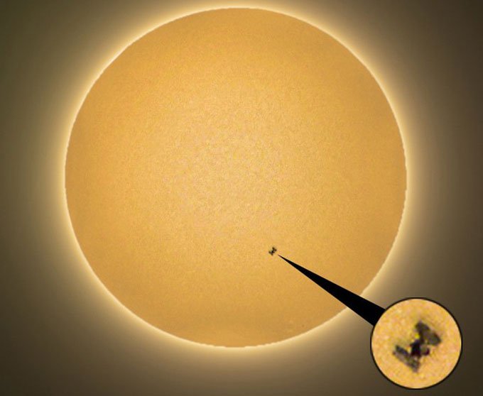 Trạm ISS bay ngang qua Mặt Trời.