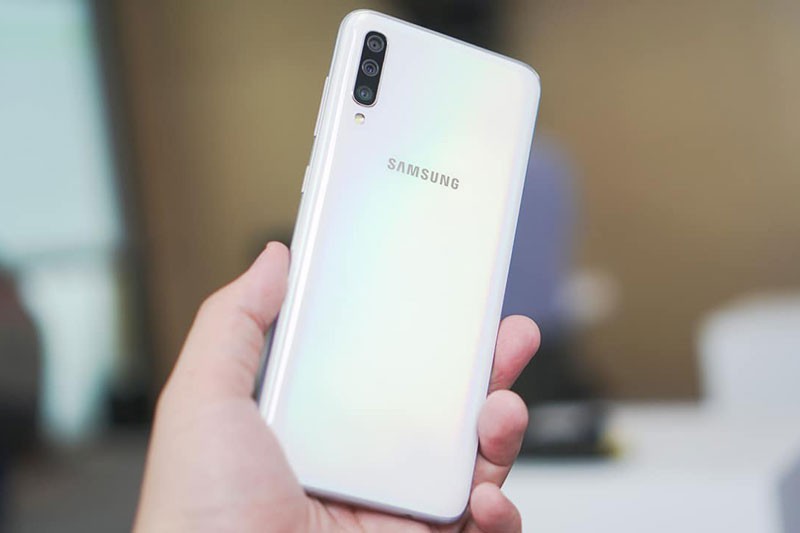 Samsung Galaxy A70 voi 3 camera sau giam gia 2 trieu dong-Hinh-3