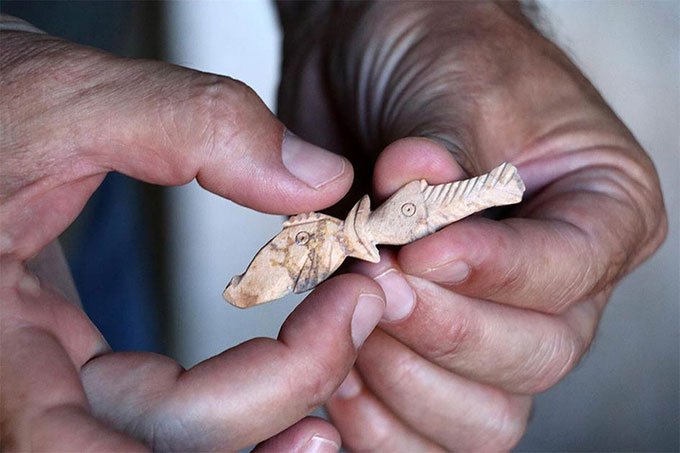 Mảnh xương được chạm khắc hình cá lớn nuốt cá bé