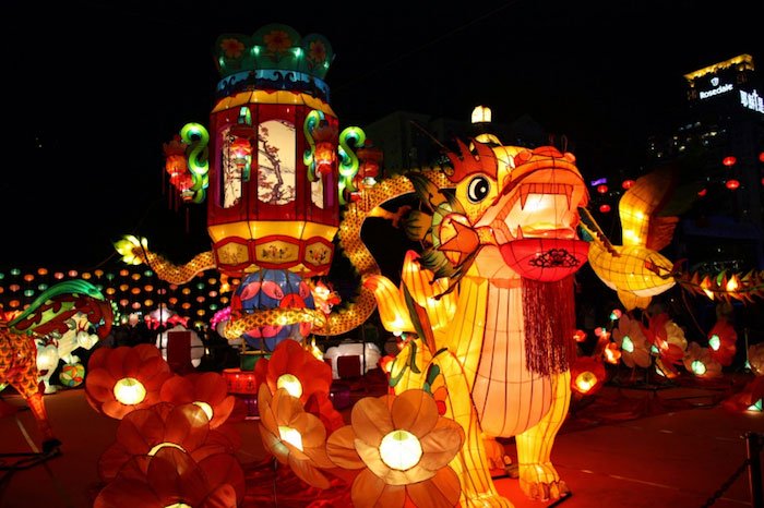 Người Trung Hoa thường tổ chức múa rồng vào dịp Trung Thu, còn người Việt múa sư tử hay múa lân.