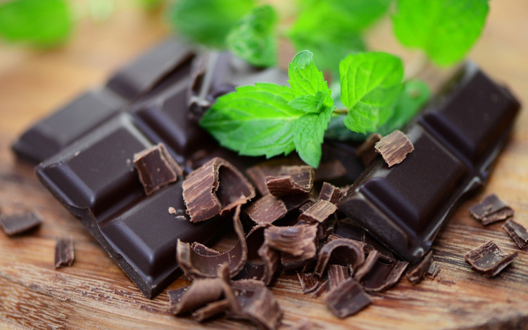 Ngoài ra, nếu sử dụng socola đen trong các bữa ăn hàng ngày cũng cải thiện sức khỏe đáng kể. 