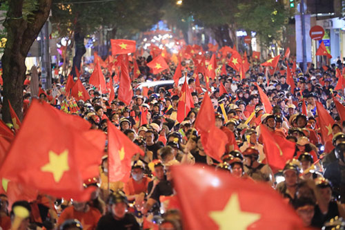 Cổ động viên ăn mừng chiến thắng của đội tuyển Việt Nam trên đường Đồng Khởi