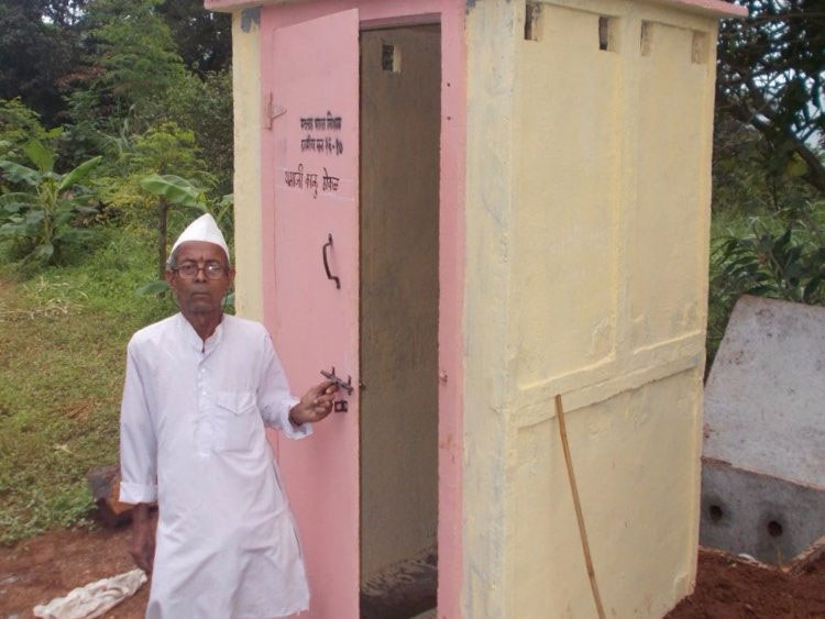 Một người dân Ấn Độ đang đứng cạnh nhà vệ sinh Con hổ.