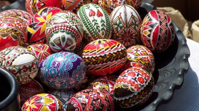 Những quả trứng Phục sinh được trang trí đủ màu sắc.