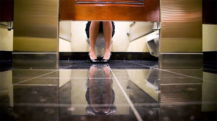Sử dụng nhà vệ sinh công cộng, mối quan tâm chính của phụ nữ chính là mức độ sạch sẽ.