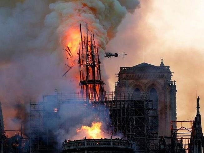 Hình ảnh đỉnh tháp Nhà thờ đổ sập.