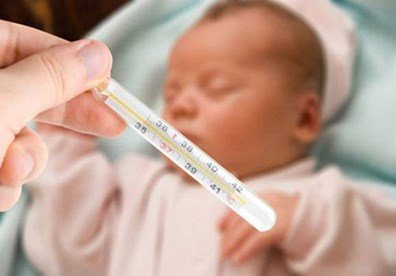 Trẻ bị sốt virus thường sốt cao liên tục trong ngày, hoặc sốt về đêm, chiều.