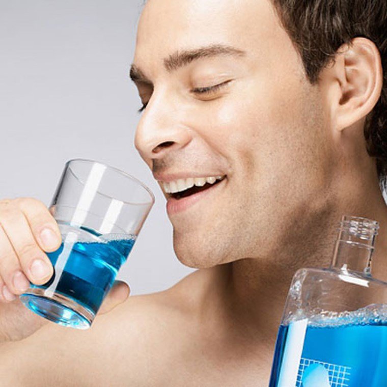 Không nên sử dụng nước súc miệng màu xanh lá cây hoặc xanh da trời cồn làm khô bề mặt răng