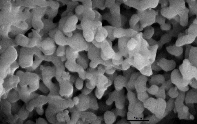 Hạt nhôm oxit (AL2O3) dạng nano được tổng hợp và biến đổi bề mặt.