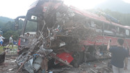 Hiện trường tai nạn nghiêm trọng ở Hòa Bình, xe khách nát bét, hàng chục người thương vong 