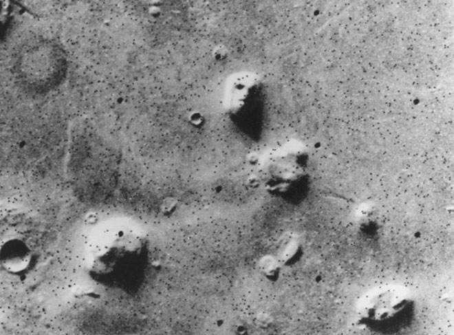 Bức ảnh được vệ tinh Viking 1 chụp năm 1976, cho thấy một hòn đá nhìn khá giống mặt người.