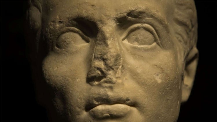 Đa số các pho tượng cổ xưa đều bị mất mũi.