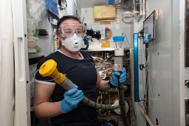 Phi hành gia Serena Auñón-Chancellor đang sửa sang lại nhà vệ sinh hiện tại của trạm ISS.