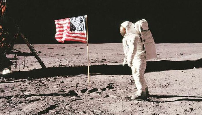 Neil Armstrong cắm lá cờ Mỹ lên bề mặt Mặt Trăng.