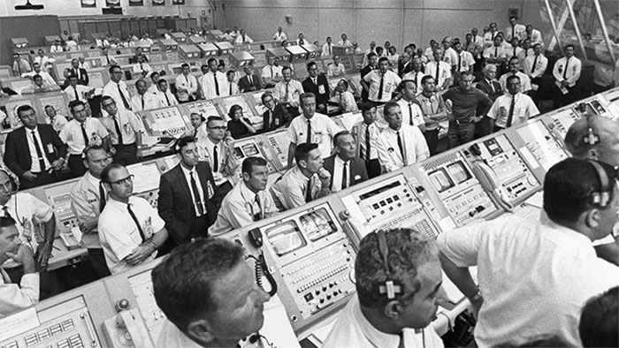 Các chuyên viên kiểm soát chuyến bay theo dõi hành trình của tàu Apollo 11.