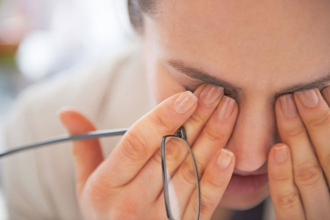 Khô mắt là một rối loạn phổ biến của màng phim nước mắt.