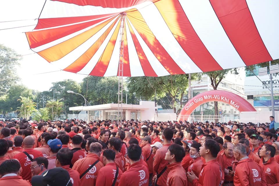 Hàng nghìn chiến binh áo đỏ hào hứng cùng “Chiến giáp mới – Vũ khí mới”