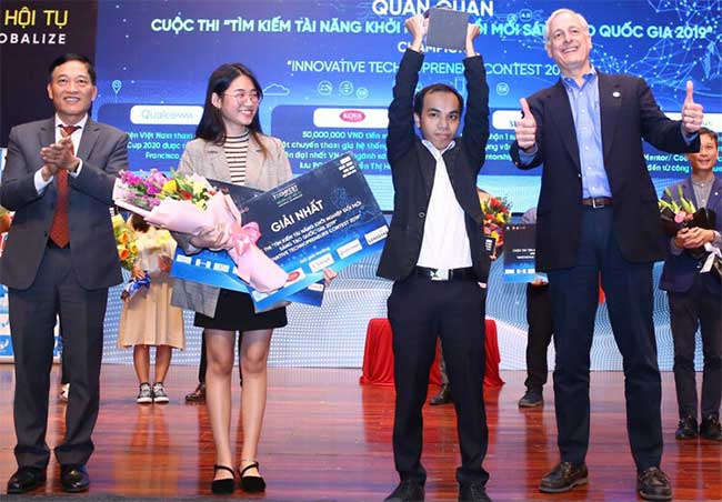 Lê Hoàng Anh (thứ hai từ phải qua) nhận giải nhất cuộc thi vừa tổ chức ngày 6/12 tại Quảng Ninh. (