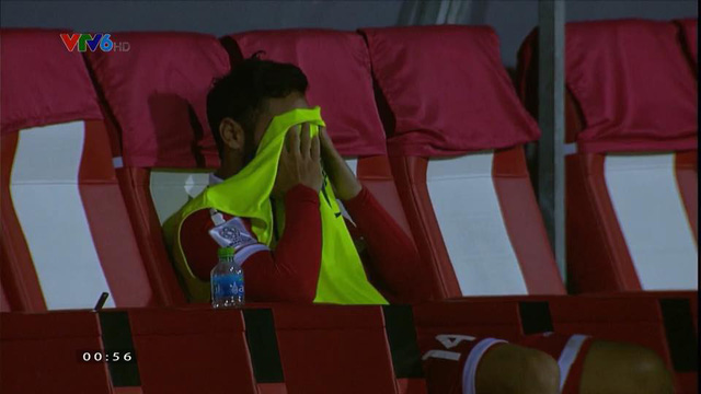 Không thể chiếm suất của Việt Nam, cầu thủ Lebanon gục khóc nức nở sau tiếng còi mãn cuộc - Ảnh 4.