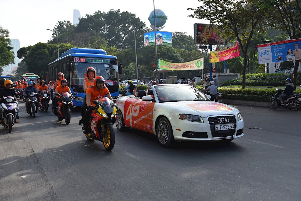 “Người đàn bà thép” Vietnamobile ngồi xe mui trần quảng bá 4G trên đường phố miền Nam