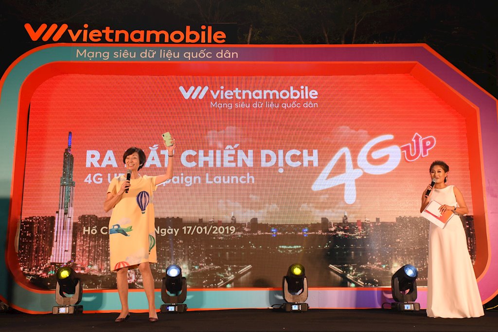“Người đàn bà thép” Vietnamobile ngồi xe mui trần quảng bá 4G trên đường phố miền Nam