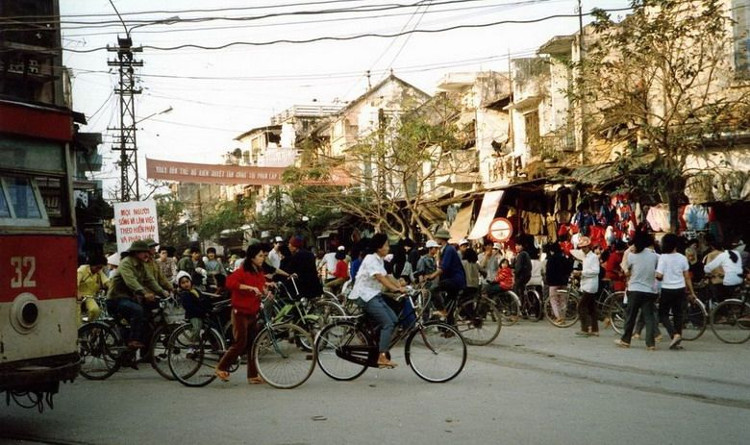 Khu phố Hàng Ngang, Hắng Đào những ngày gần Tết thời kì bao cấp luôn tấp nập, nhộn nhịp người đi sắm Tết.