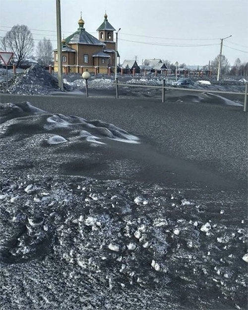 Kỳ lạ tuyết đen đặc như than phủ kín một vùng Siberia
