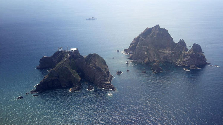 Quần đảo được Hàn Quốc gọi là Dokdo và Nhật Bản gọi là Takeshima.