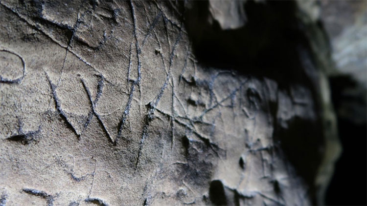 Những hình khắc được cho là dấu hiệu chống tà ma ở hang cổ tại Anh.