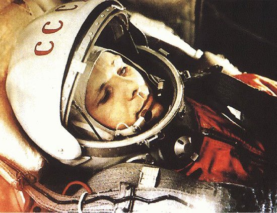 Nhà du hành vũ trụ Liên Xô Yuri Gagarin trong trang phục phi hành gia.