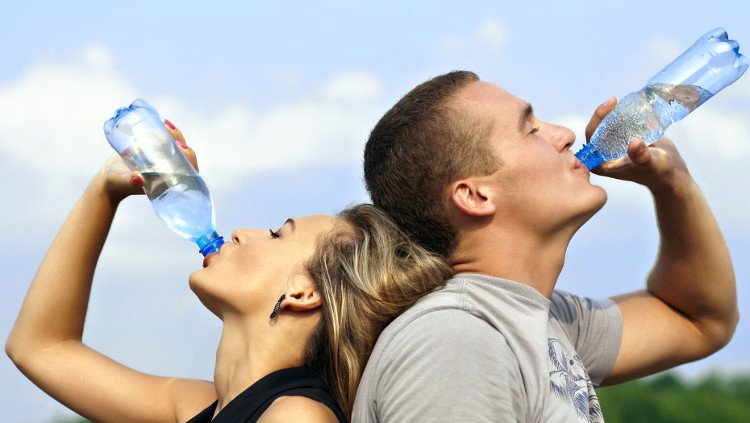 Ai cũng biết nước tốt cho sức khỏe nhưng thường bị nhầm lẫn về khối lượng và thời điểm uống. 