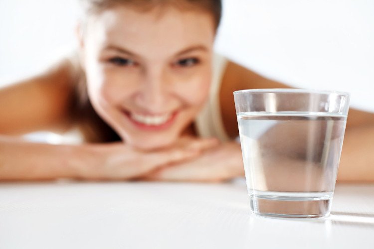 Uống 1 li nước giúp cung cấp năng lượng cho cơ thể ngay lập tức.