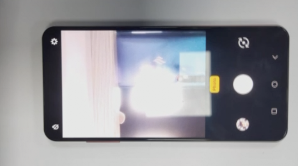 Lộ hình ảnh mẫu smartphone mới của Vsmart: camera ẩn dưới màn hình?  ảnh 2