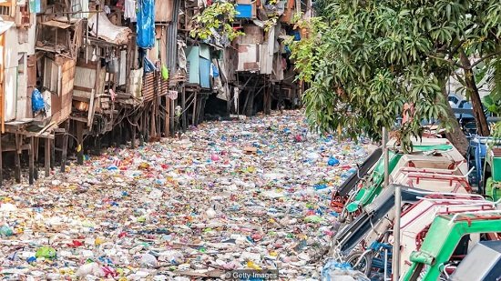 Cách giải quyết ô nhiễm rác thải nhựa rất hiệu quả của Philippines: Trả tiền điện tử để người dân thu gom rác!