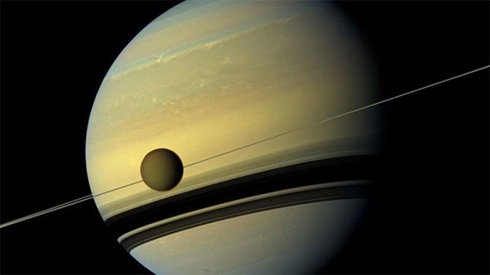 Vệ tinh Titan và sao Thổ.