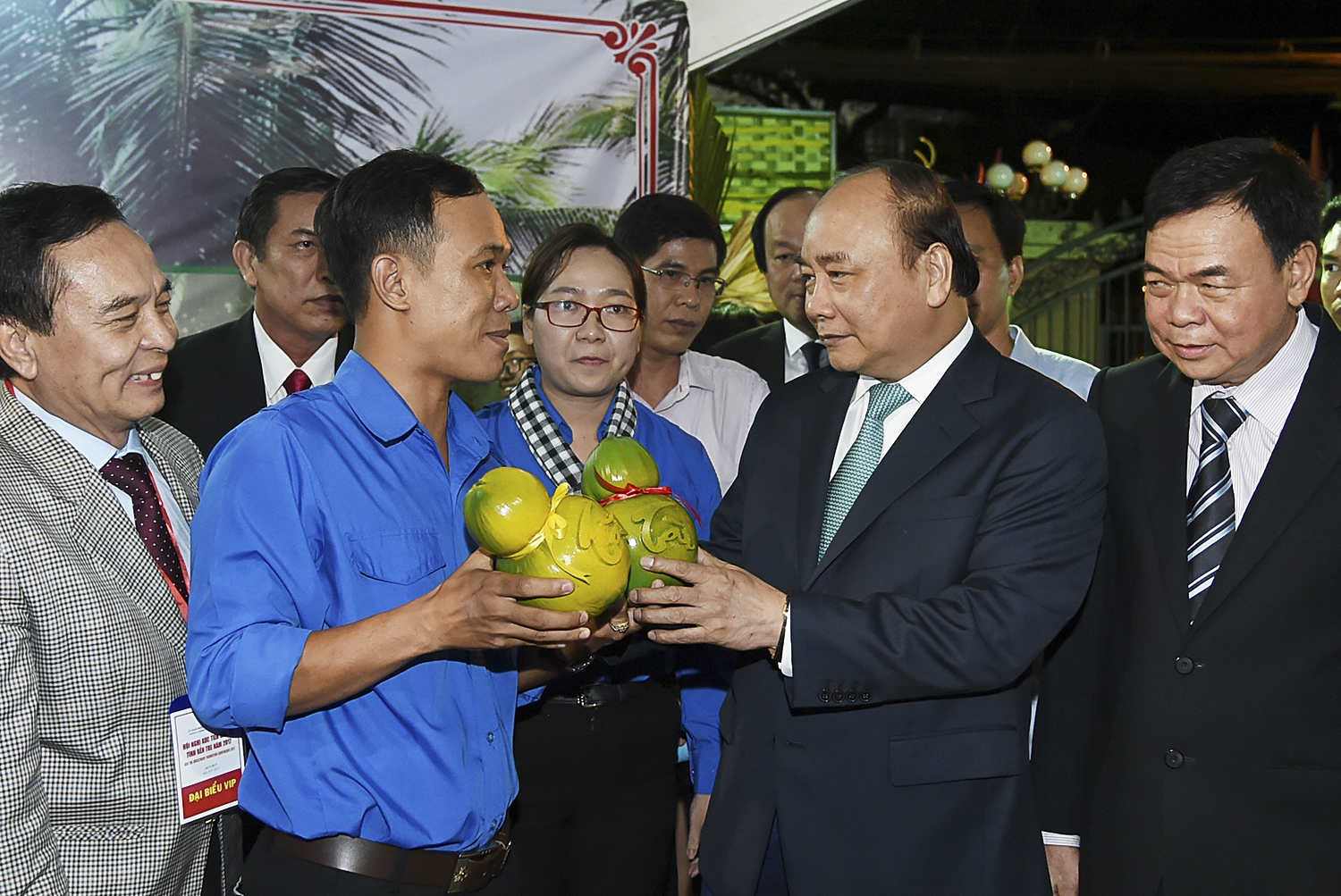 Thủ tướng Chính phủ Nguyễn Xuân Phúc tham quan Dự án khởi nghiệp “Dừa Phú Quý - Bến Tre” của anh Huỳnh Thanh Tâm. Ảnh: VGP