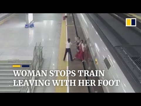 Video cô gái đến ga muộn, liều lĩnh chặn chân ngăn tàu chạy và phản ứng giận dữ của cộng đồng mạng