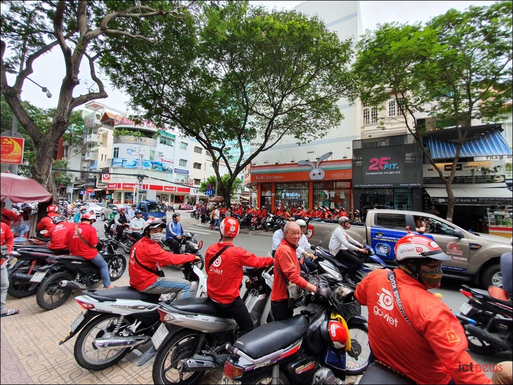 Tài xế Go-Viet tắt ứng dụng, biểu tình, kéo đến trụ sở công ty ở TP.HCM