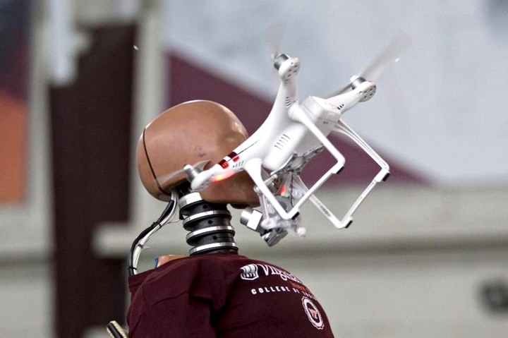 Thử nghiệm 512 vụ va chạm để trả lời câu hỏi: Điều gì sẽ xảy ra khi drone lao vào đầu chúng ta?