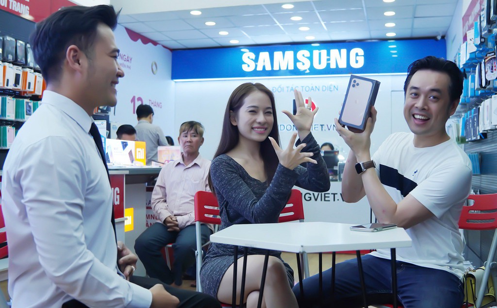 Sara Lưu “chơi lớn” tặng Dương Khắc Linh iPhone 11 Pro Max giá 79 triệu nhưng chỉ được ngắm ảnh 2