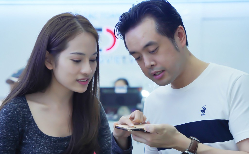 Sara Lưu “chơi lớn” tặng Dương Khắc Linh iPhone 11 Pro Max giá 79 triệu nhưng chỉ được ngắm ảnh 3