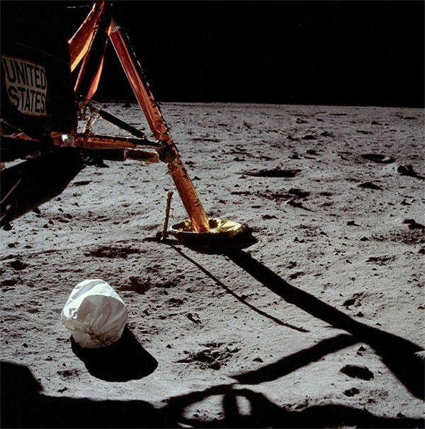 Túi rác của Apollo 11 được NASA để xuống bề mặt Mặt Trăng.