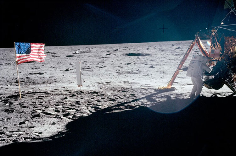 Bức ảnh duy nhất chụp toàn thân Neil Armstrong khi ông đang bước xuống khỏi module Eagle vào 20/07/1969. 