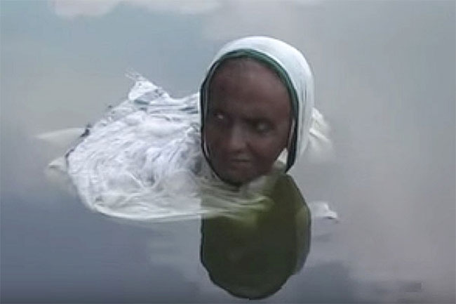Thói quen ngâm mình dưới nước của bà Pataruni bắt nguồn từ căn bệnh lạ.