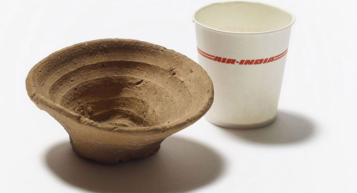 Cốc rượu 3.500 năm tuổi bên cạnh cốc giấy hiện đại, cả hai đều là đồ dùng một lần.