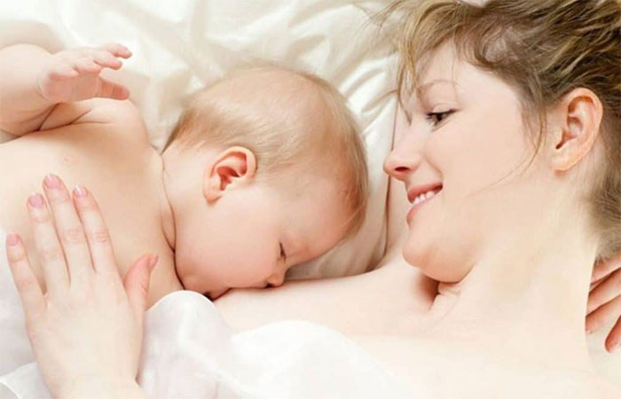 Cho trẻ bú mẹ nhiều lần trong ngày để kích thích cơ thể sản xuất sữa nhiều hơn