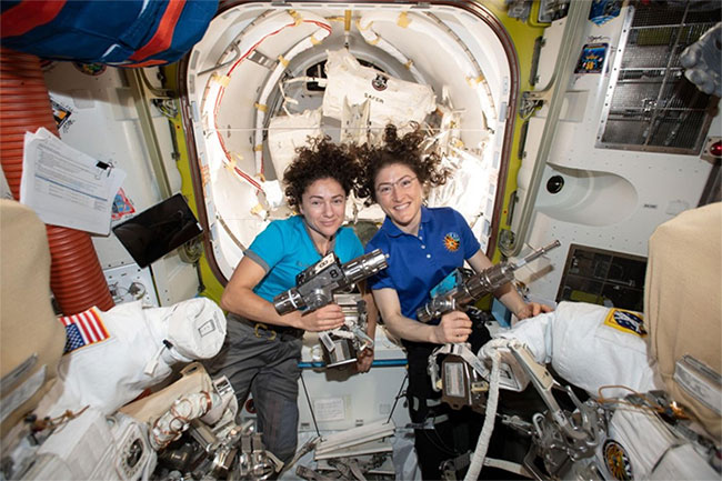 Phi hành gia Jessica Meir (trái) và Christina Koch của NASA trong khoang của Trạm Không gian Quốc tế
