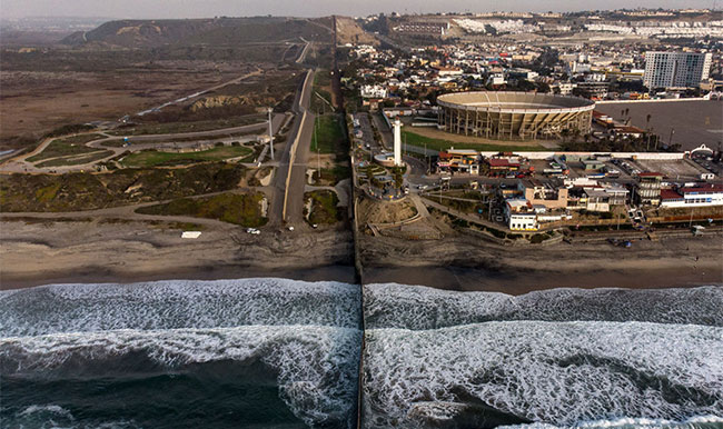Hàng rào biên giới Mỹ - Mexico, nhìn từ Playas de Tijuana, bang Baja California, ngày 11/1.