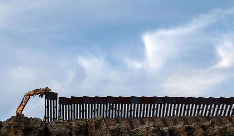 Các công nhân thay thế hàng rào cũ dọc biên giới Mỹ - Mexico nhìn từ Tijuana, bang Baja California, Mexico, ngày 8/1.