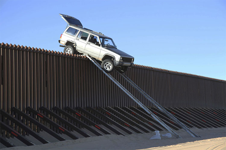 Một chiếc xe Jeep Cherokee màu bạc được cho là của những kẻ buôn lậu tìm cách lao qua hàng rào